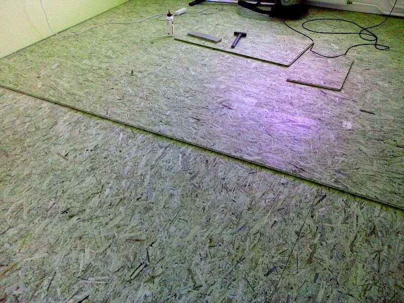 Akustická lehká plovoucí podlaha na hrubé tesařské podlaze