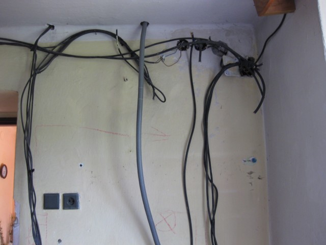Přichystané elektrorozvody ve stávající stěně3