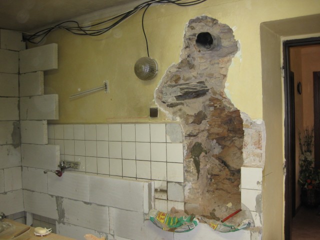 Vybourání kamenného zdiva pro kouřovod