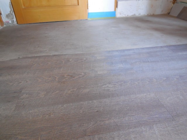Pokládka vinylové podlahy v rámci rekonstrukce podlahy