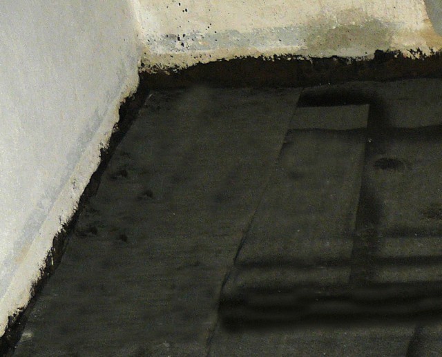 První betonová vrstva pokrytá pásy lepenky