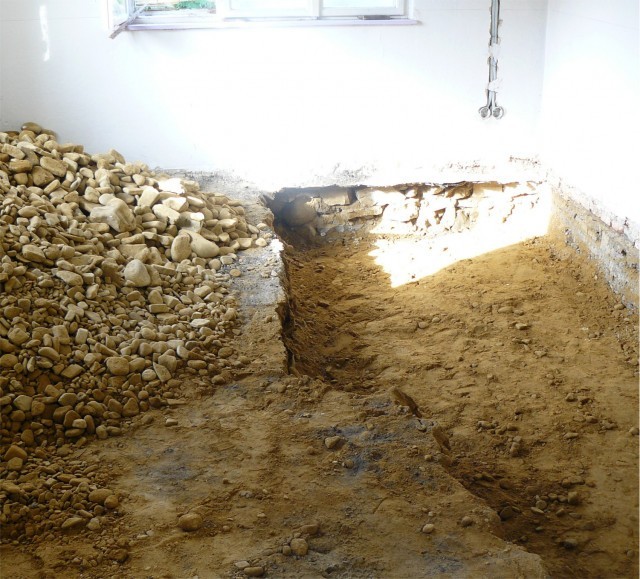 Velkou část původního podkladu pod podlahami jsme vykopali