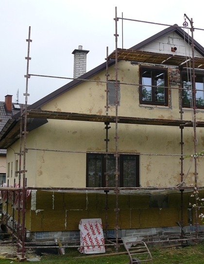Pod nejspodnější okraj jsme zapravili sklotextilní mřížku už do lepící vrstvy stěrky.