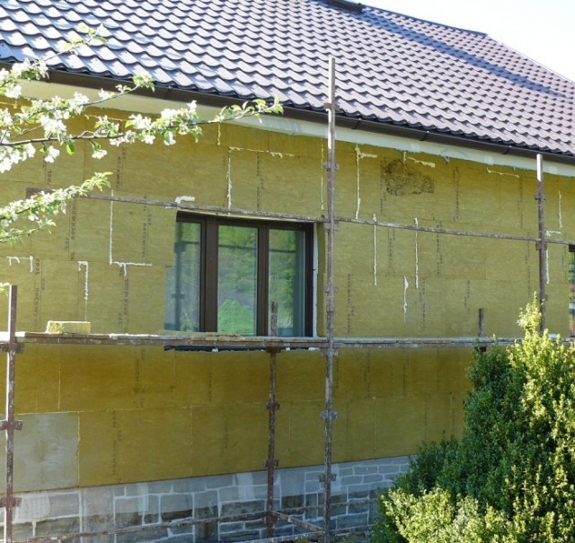Vrstvy izolace jsme kladli odspodu nahoru na takzvanou vazbu.