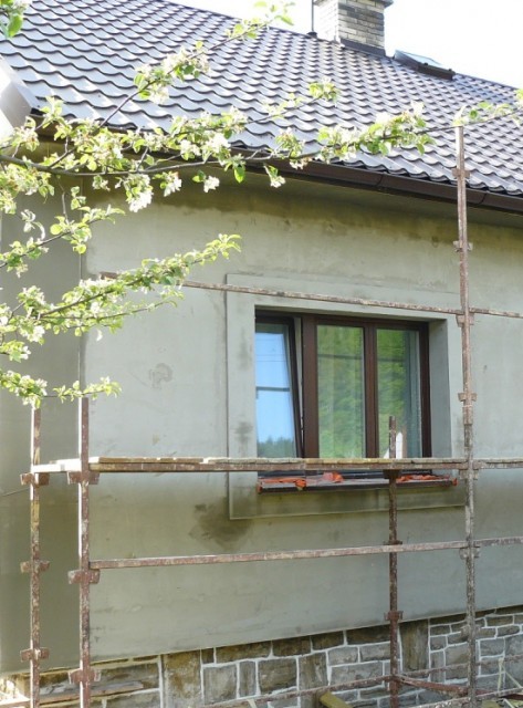 Armovací stěrkou jsme celý povrch zahladili do jednolité plochy.