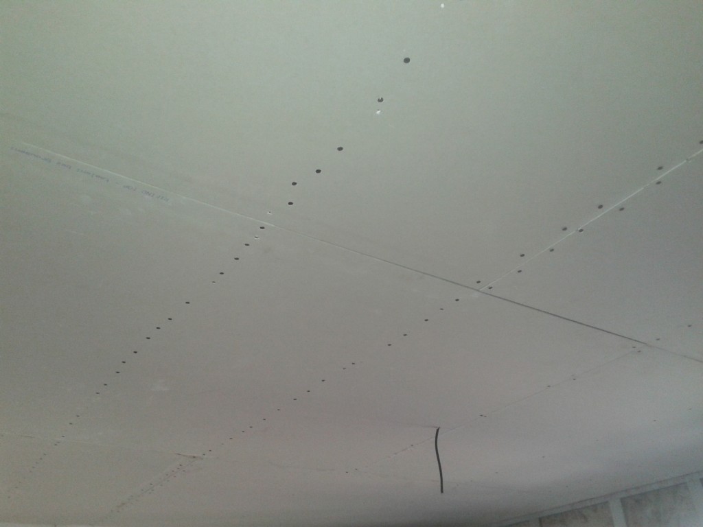 Osazené sádrokartonové desky na stropní podhled