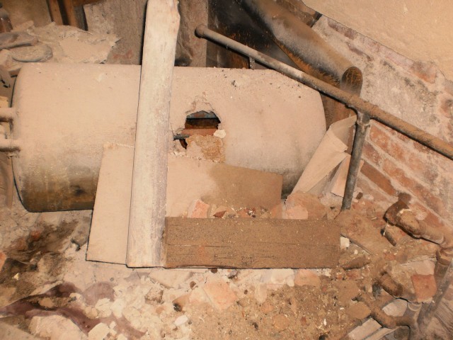 Bourací práce v původní koupelně, na fotce je starý bojler na ohřev vody
